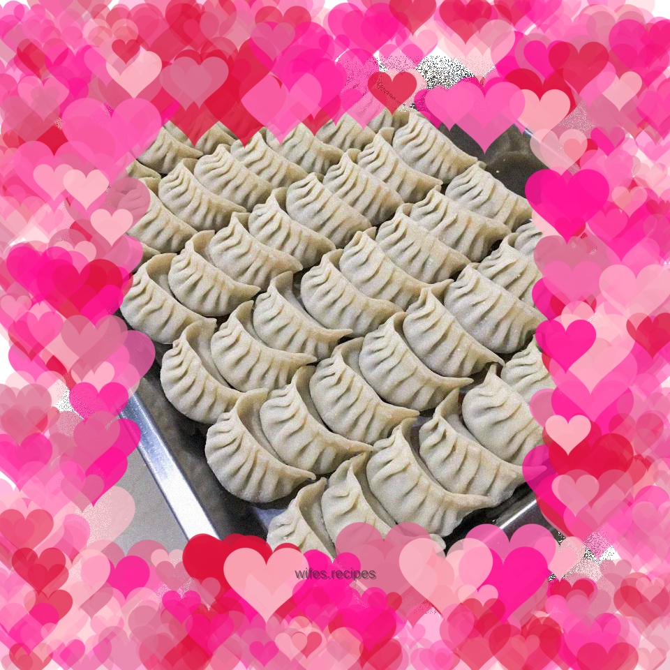 Making dumplings (pork and leek dumplings)