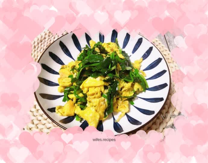 Fried eggs with chives