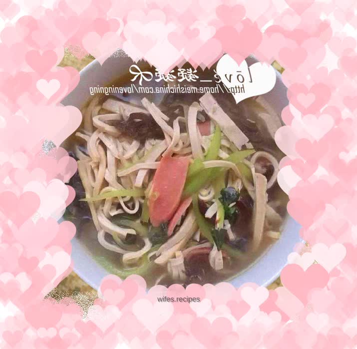 The first step is to make large boiled dry shredded noodles. It can be so delicious without stock!