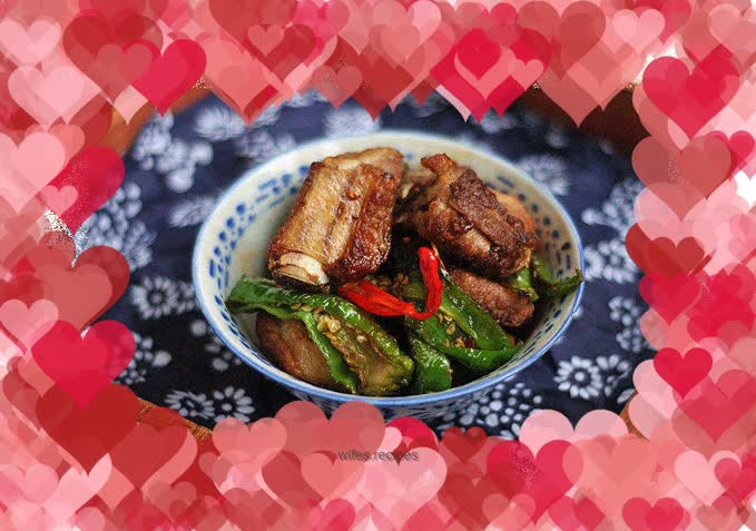 Stir-fried pork ribs with green chili pepper