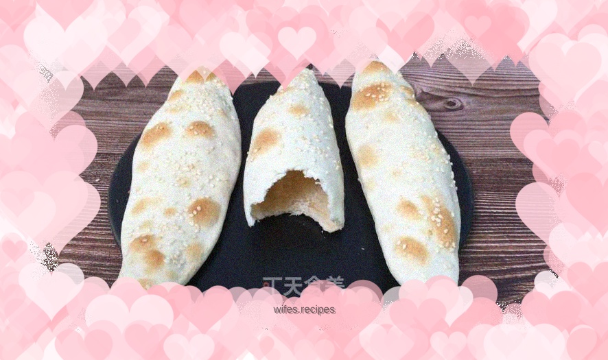 Take a big bite of the hollow sugar cake while it's hot. It's crispy in the mouth and filled with sweet sugar juice, full of happiness.