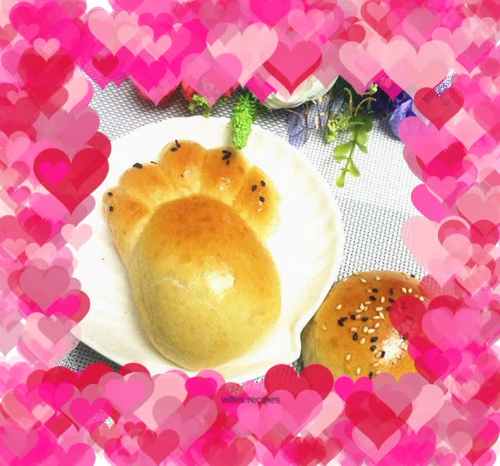 Condensed Milk and Meat Floss Little Foot Bread