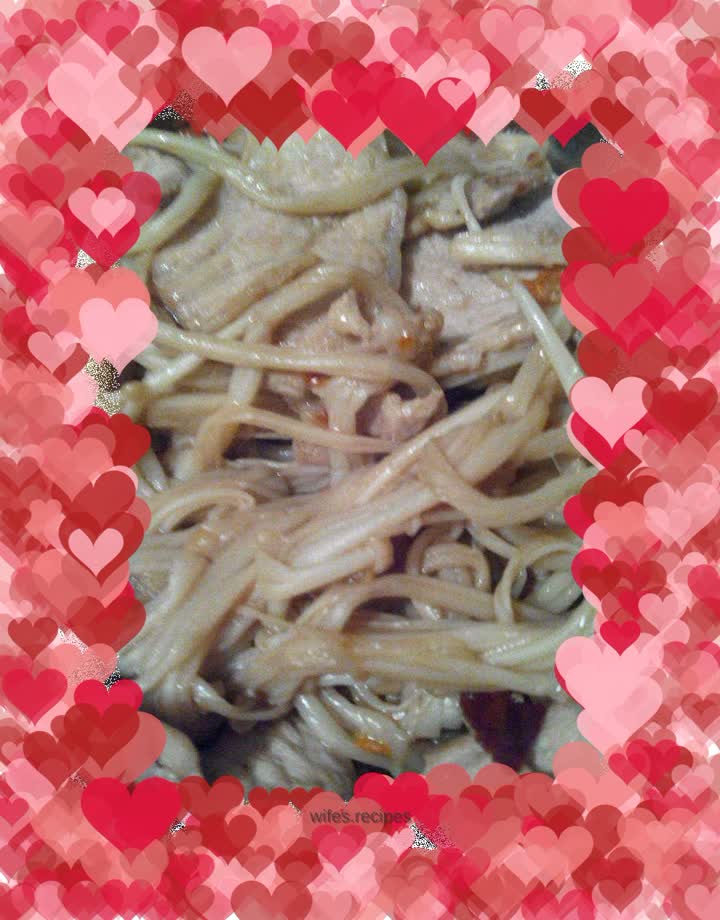 Stir-fried pork slices with enoki mushrooms