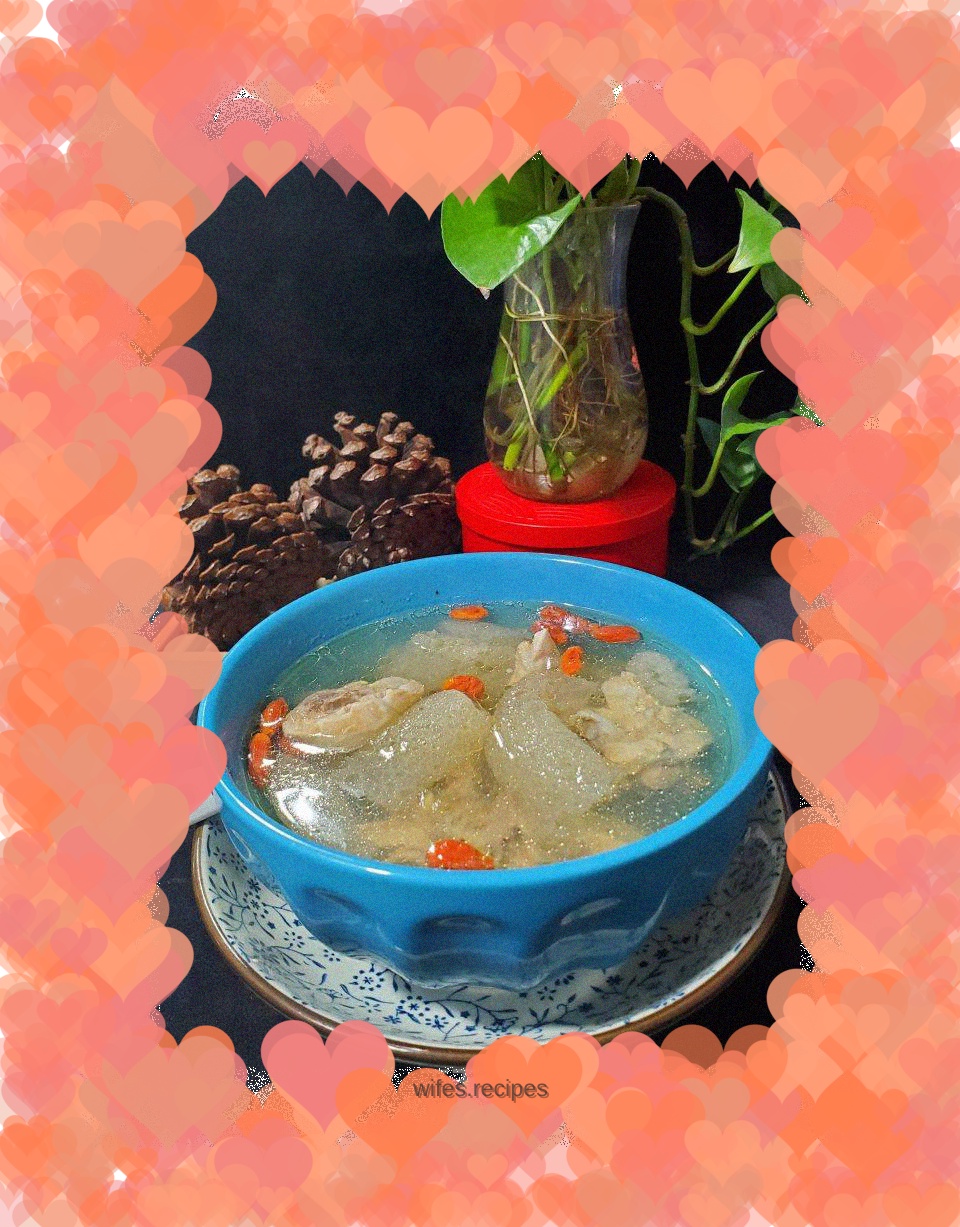 Bamboo fungus stewed with chicken soup