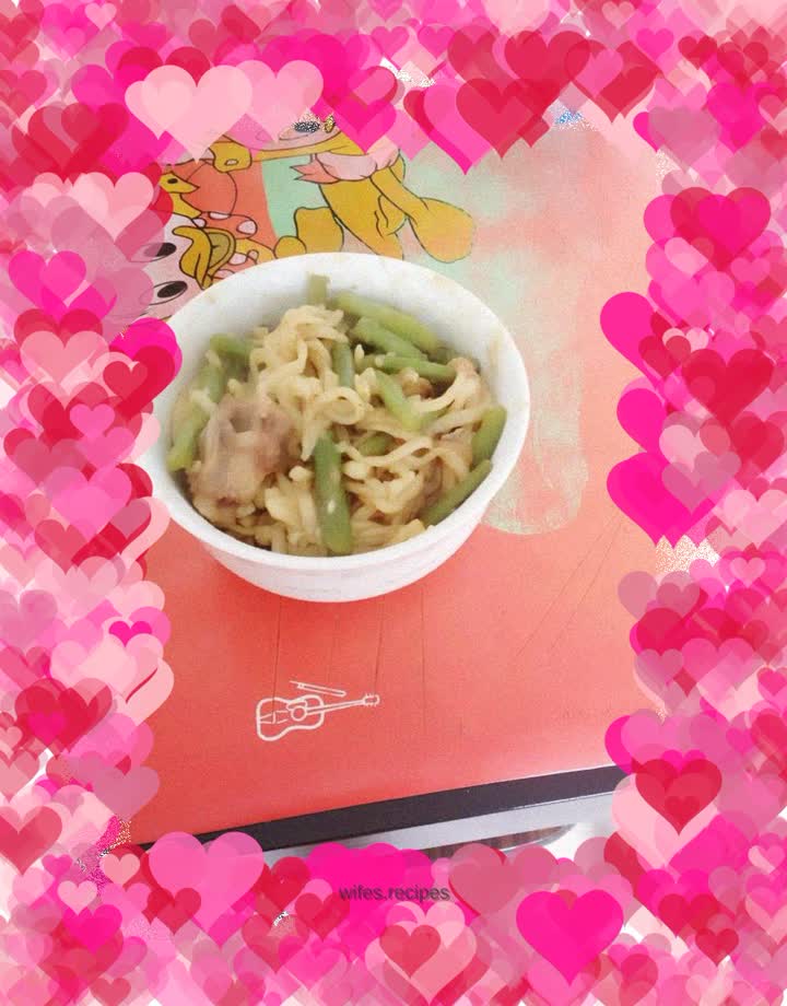 Lamb chops braised in iron pot with noodles