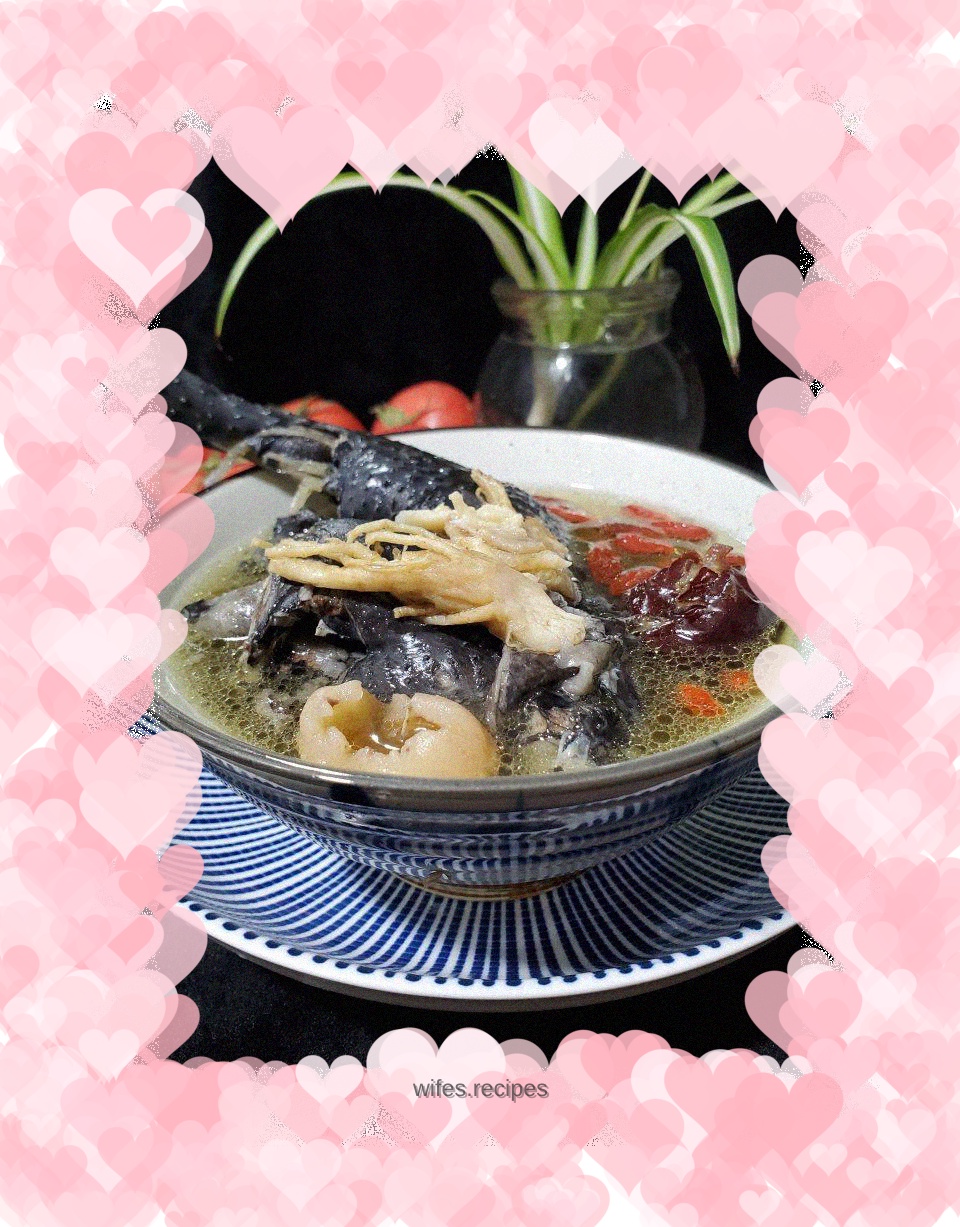 Stewed black-bone chicken with ginseng, longan and red dates