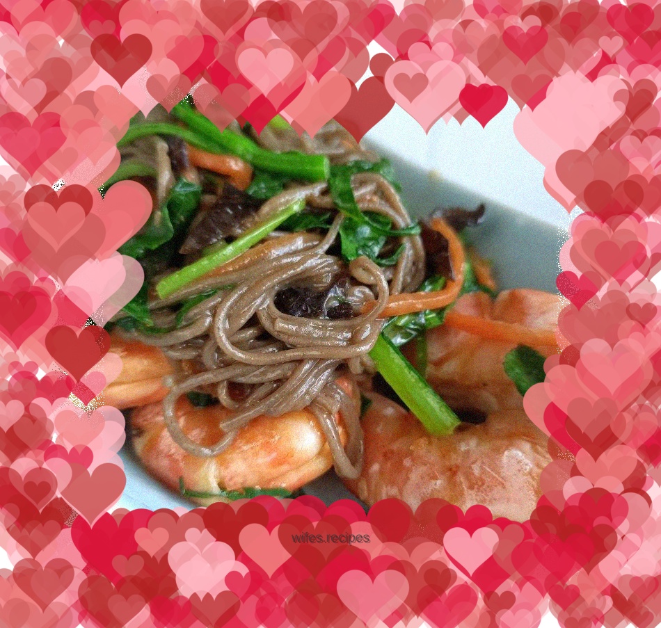 Stir-fried buckwheat noodles with shrimps and vegetables