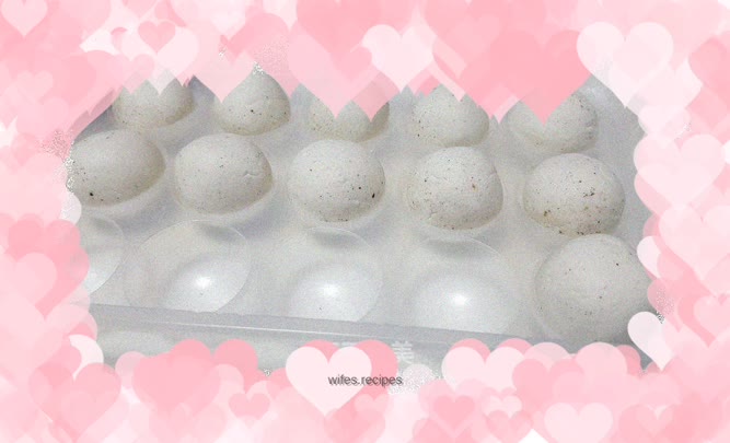 Black sesame and peanut glutinous rice balls