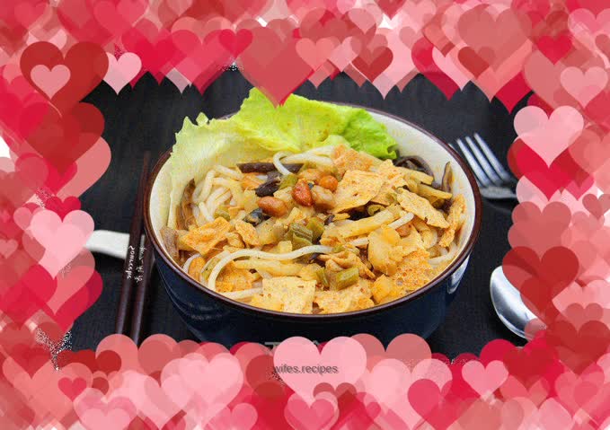 Smooth and spicy snail noodles