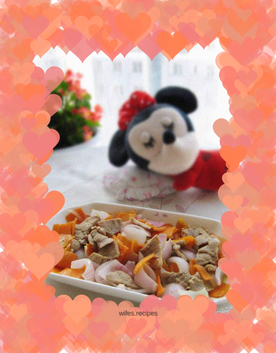 Stir-fried meat with carrots and onions