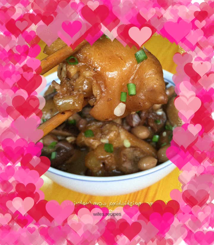 Braised pork trotters with peanuts and mushrooms