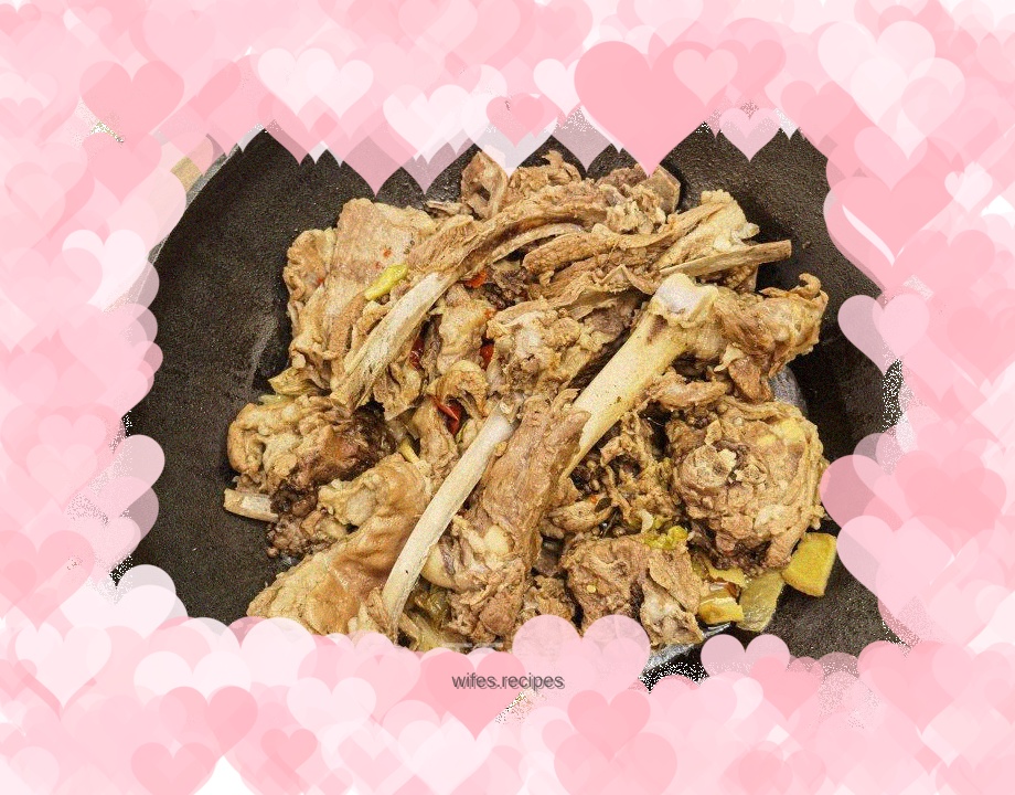 Stewed mutton in iron pot