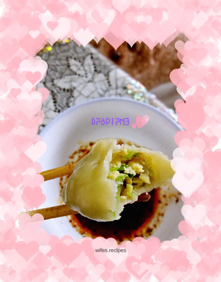 Steamed dumplings with zucchini, cucumber and egg stuffing (fridge stock)