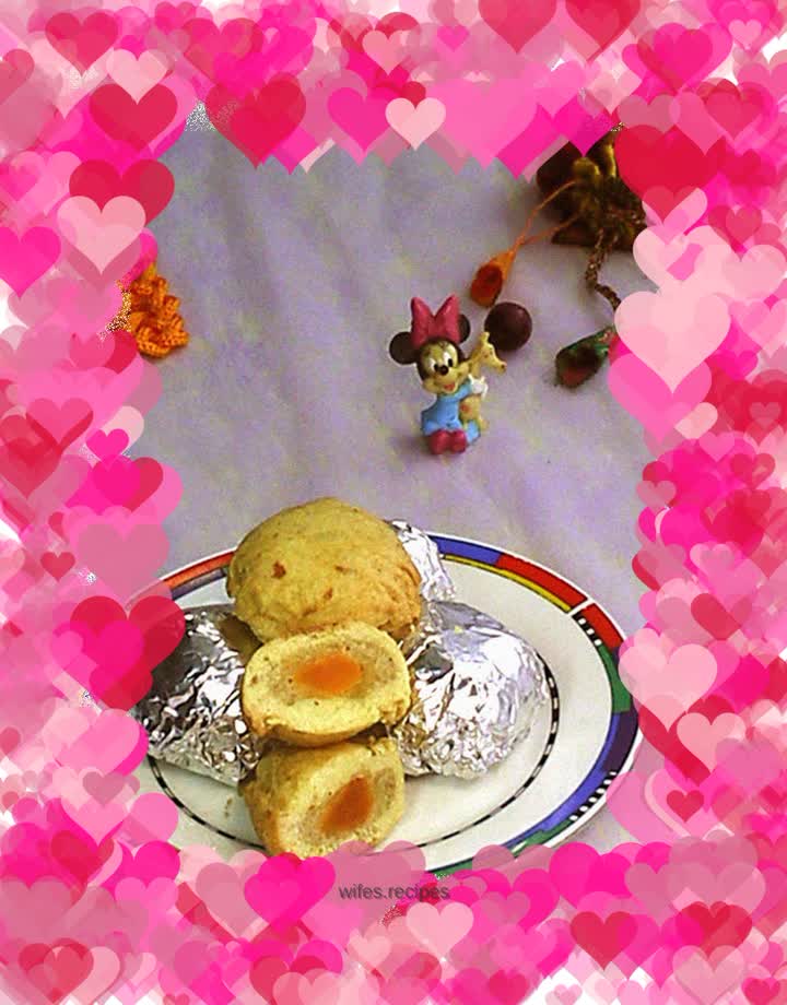 Charcoal grilled lotus paste and egg yolk mooncake