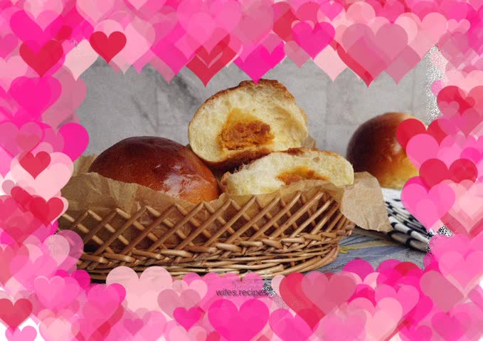 Pork floss and salted egg yolk bread