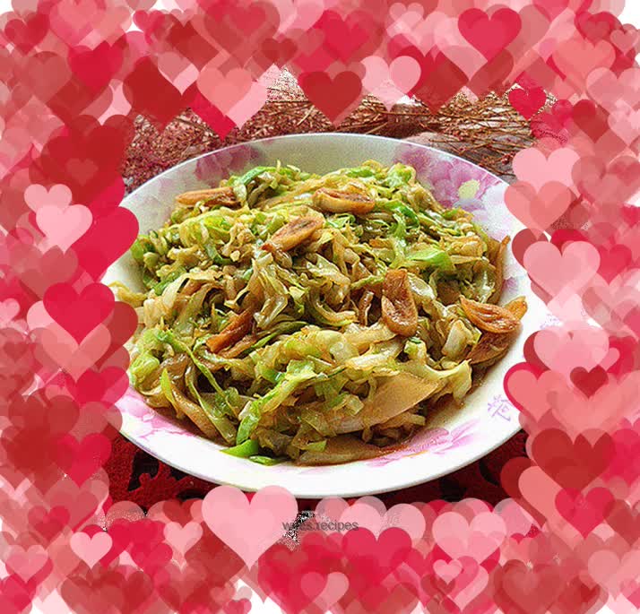 Stir-fried cabbage with garlic slices