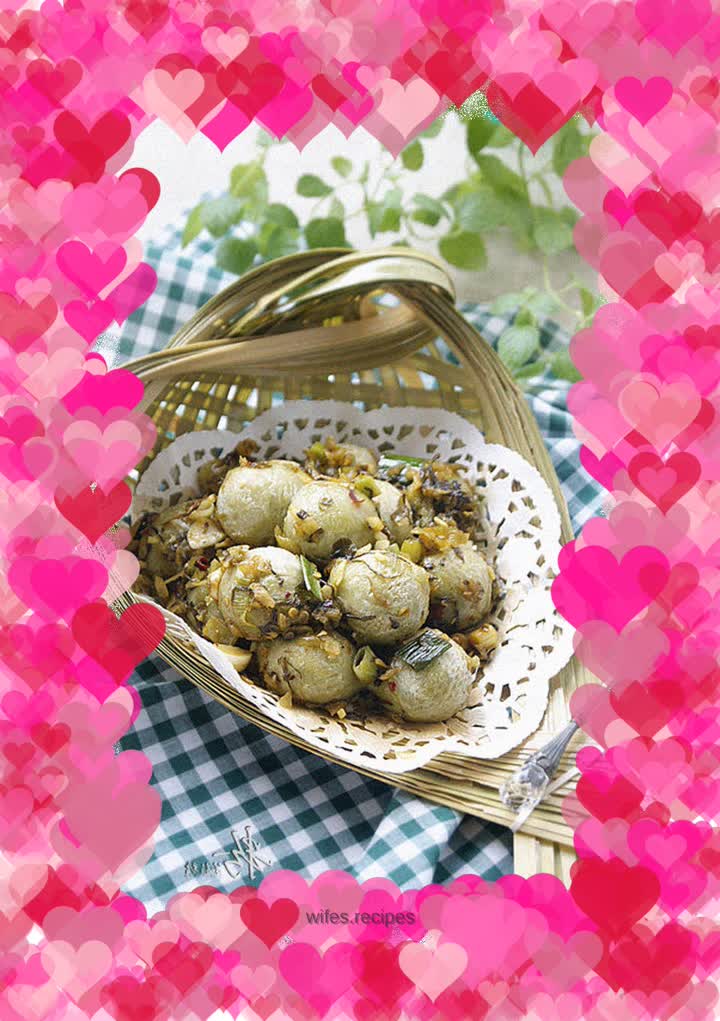 A unique Yunnan specialty—fried glutinous rice balls with pickled vegetables