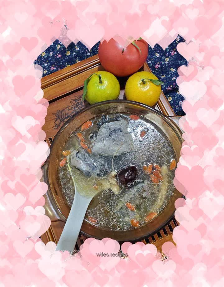 Black-bone chicken stewed with ginseng and red dates nutritious soup