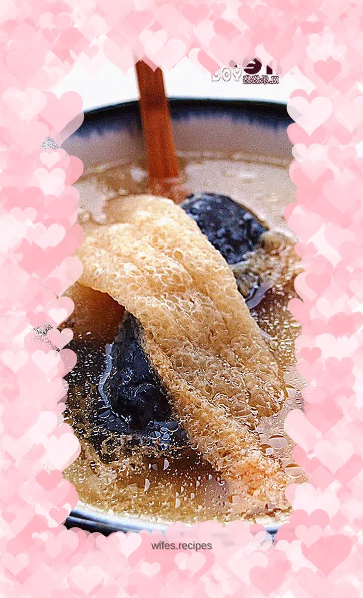 Bamboo fungus stewed with bamboo fungus and black-bone chicken soup