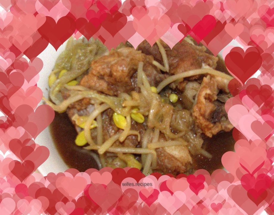 Home-style cabbage and bean sprouts stewed with big bones