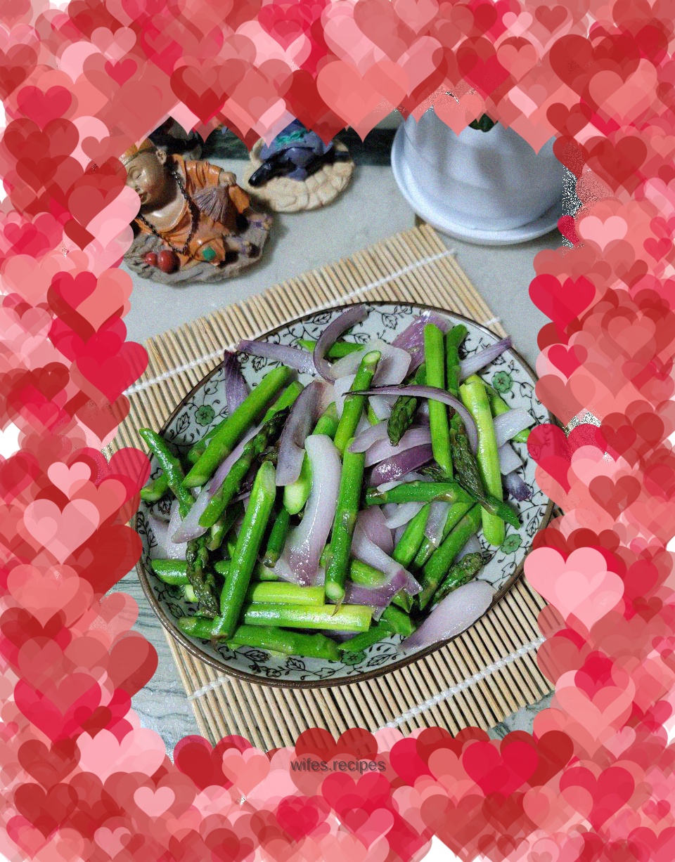 Fried asparagus with onions