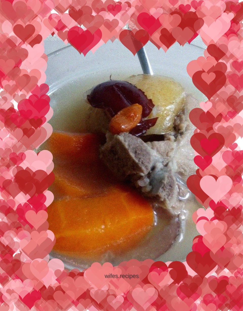 Apple, carrot and pork bone soup