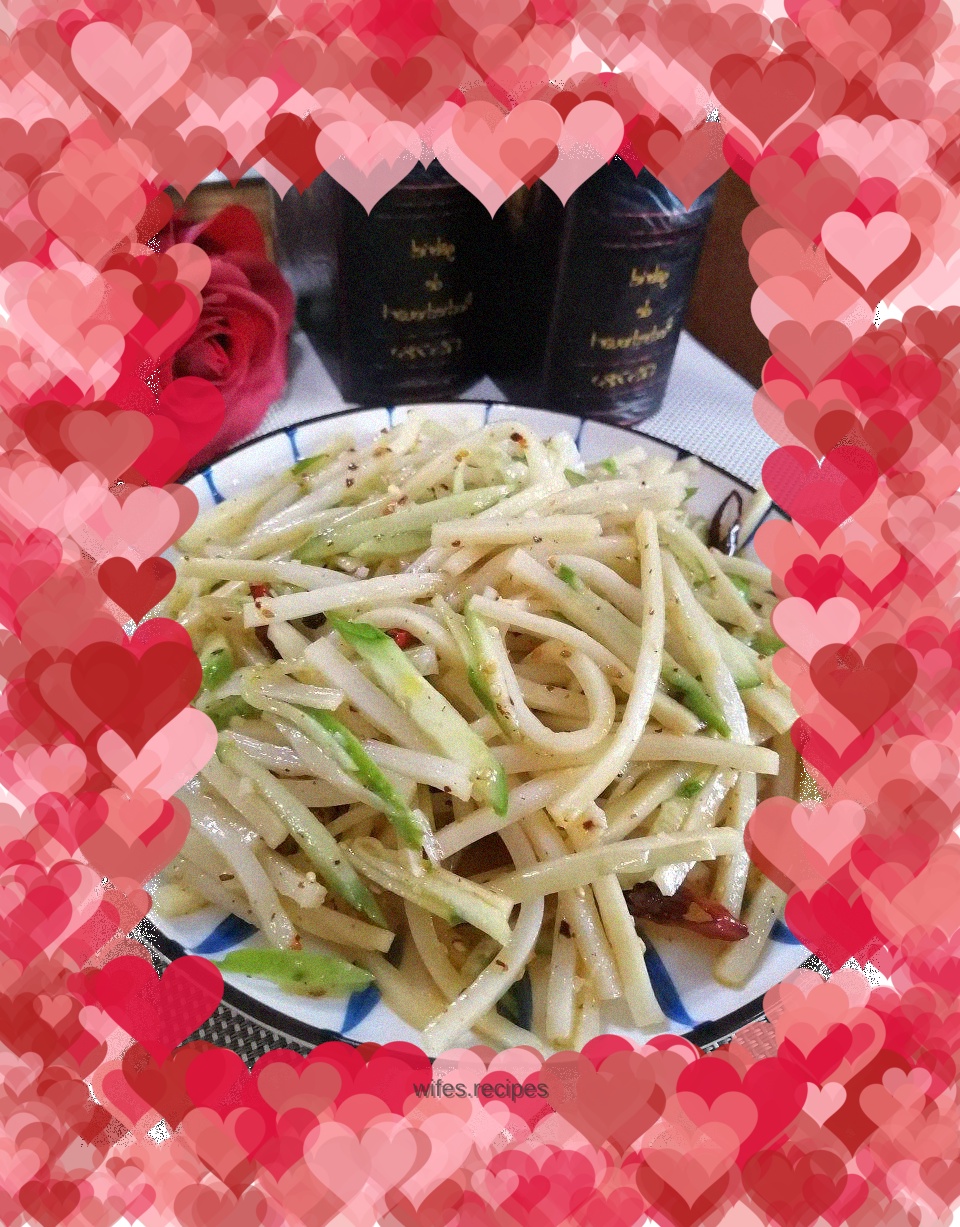 Shredded bamboo shoots mixed with cucumber