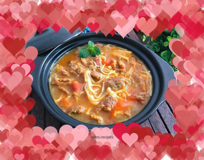 Beef with tomatoes and enoki mushrooms