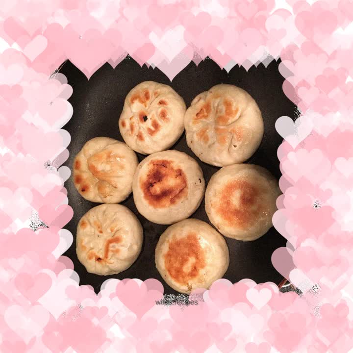 Pan-fried buns with pork, pickles and vegetables