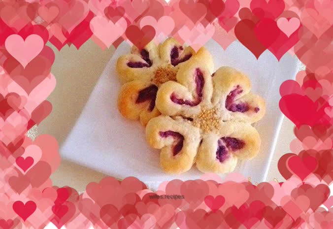 The taste of happiness【Purple sweet potato and four-leaf clover bread】