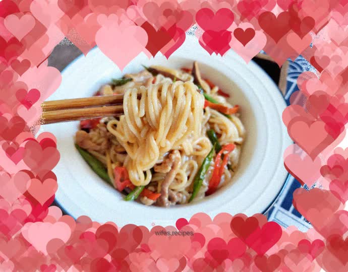 Stir-fried noodles with green beans, mushrooms and shredded pork