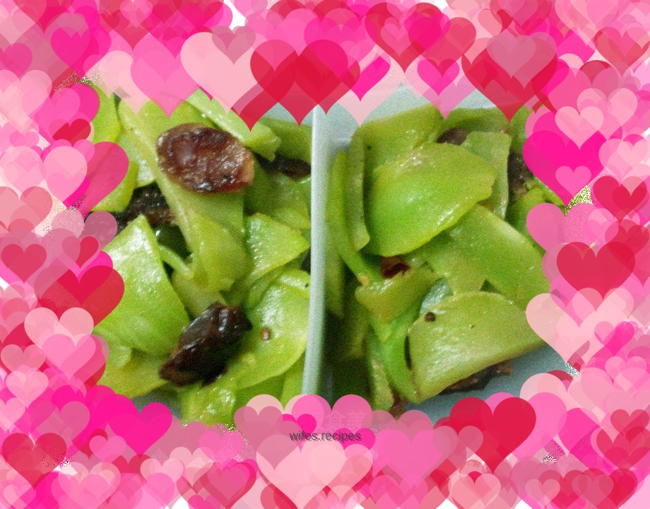 Fried sausage with lettuce
