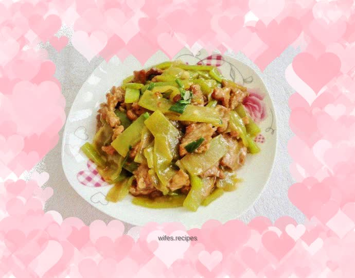 Stir-fried meat with lettuce