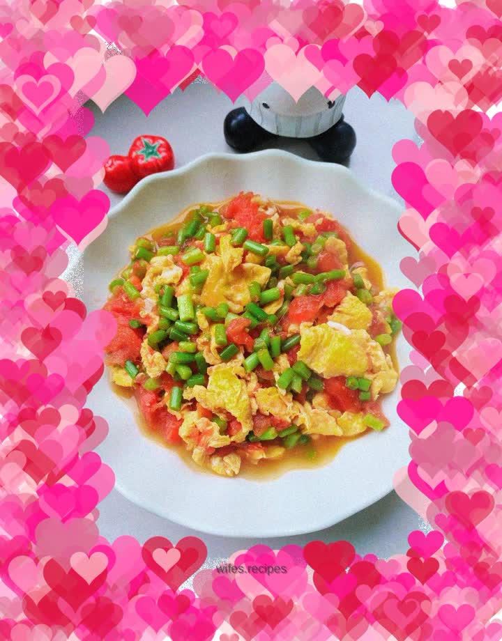 Fried eggs with garlic, tomatoes and tomatoes