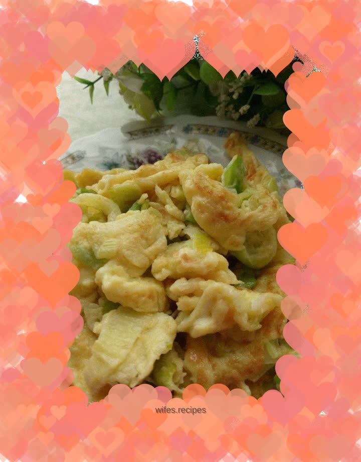 Fried eggs with chopped green onions