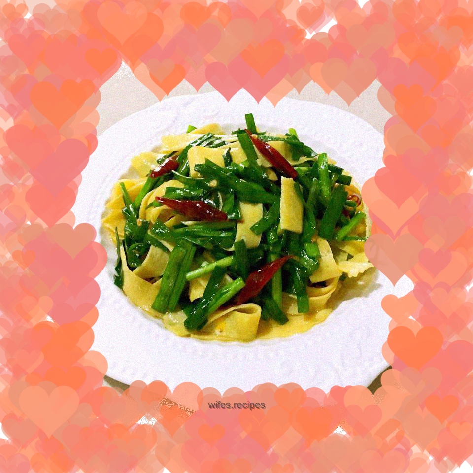 Fried leeks with egg skin