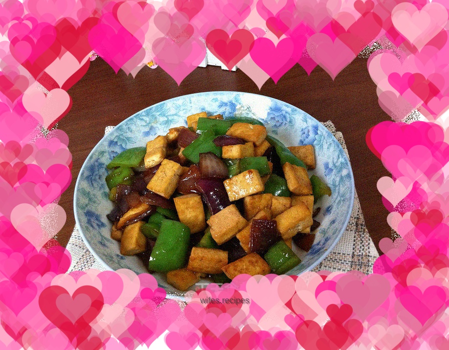 Stir-fried tofu with onions and green peppers