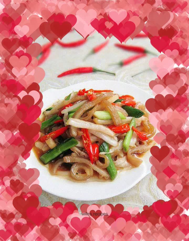 Appetizing stir-fried pork skin with sauerkraut