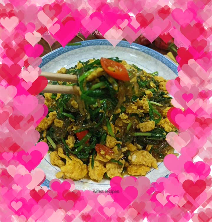 Fried eggs with chives and vermicelli