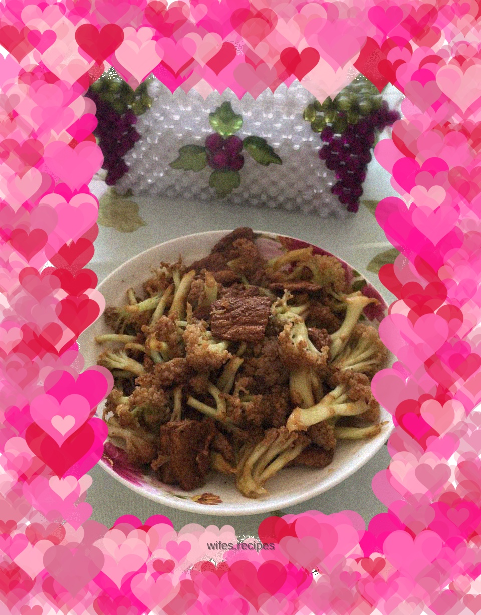 Stir-fried pork slices with cauliflower