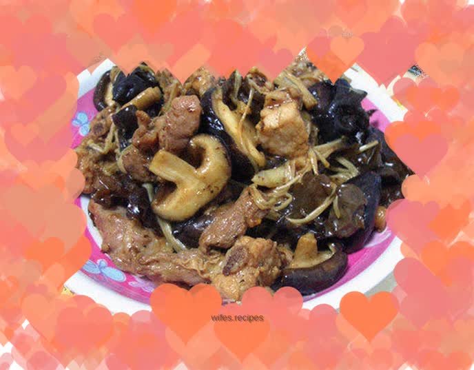 Braised pork ribs with mixed mushrooms