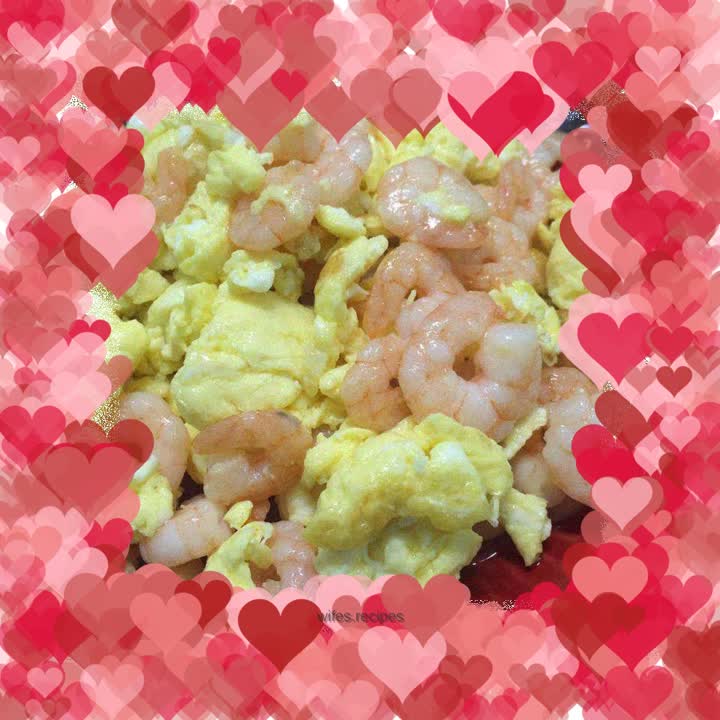 Scrambled eggs with shrimps