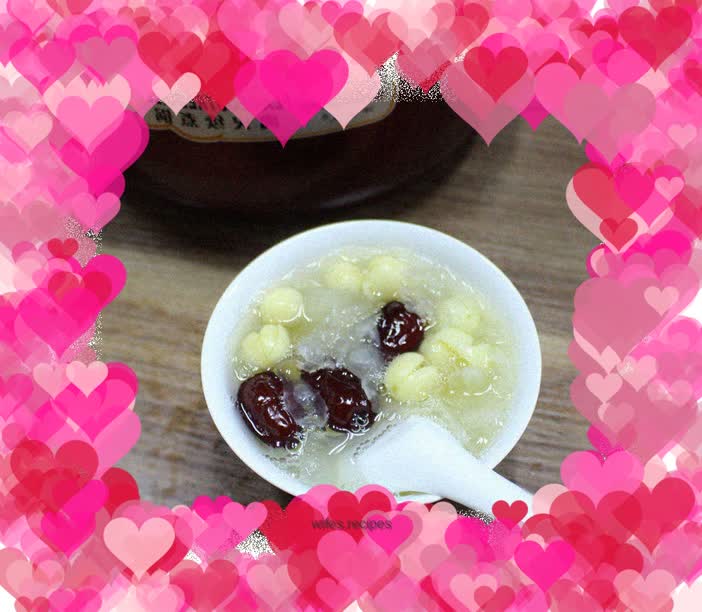 How to stew white fungus and lotus seed soup in a reheating pot