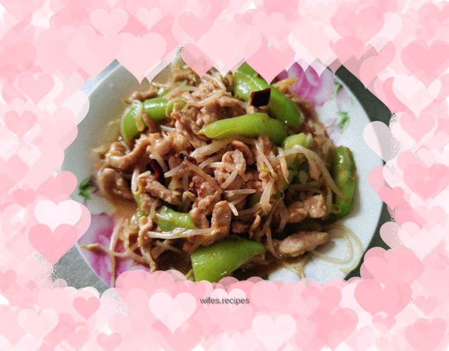 Stir-fried shredded pork with luffa and bean sprouts