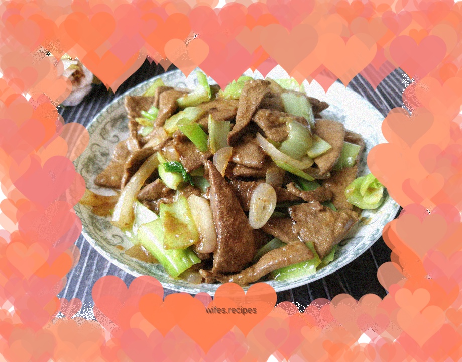 Stir-fried pork liver with onions and vegetables
