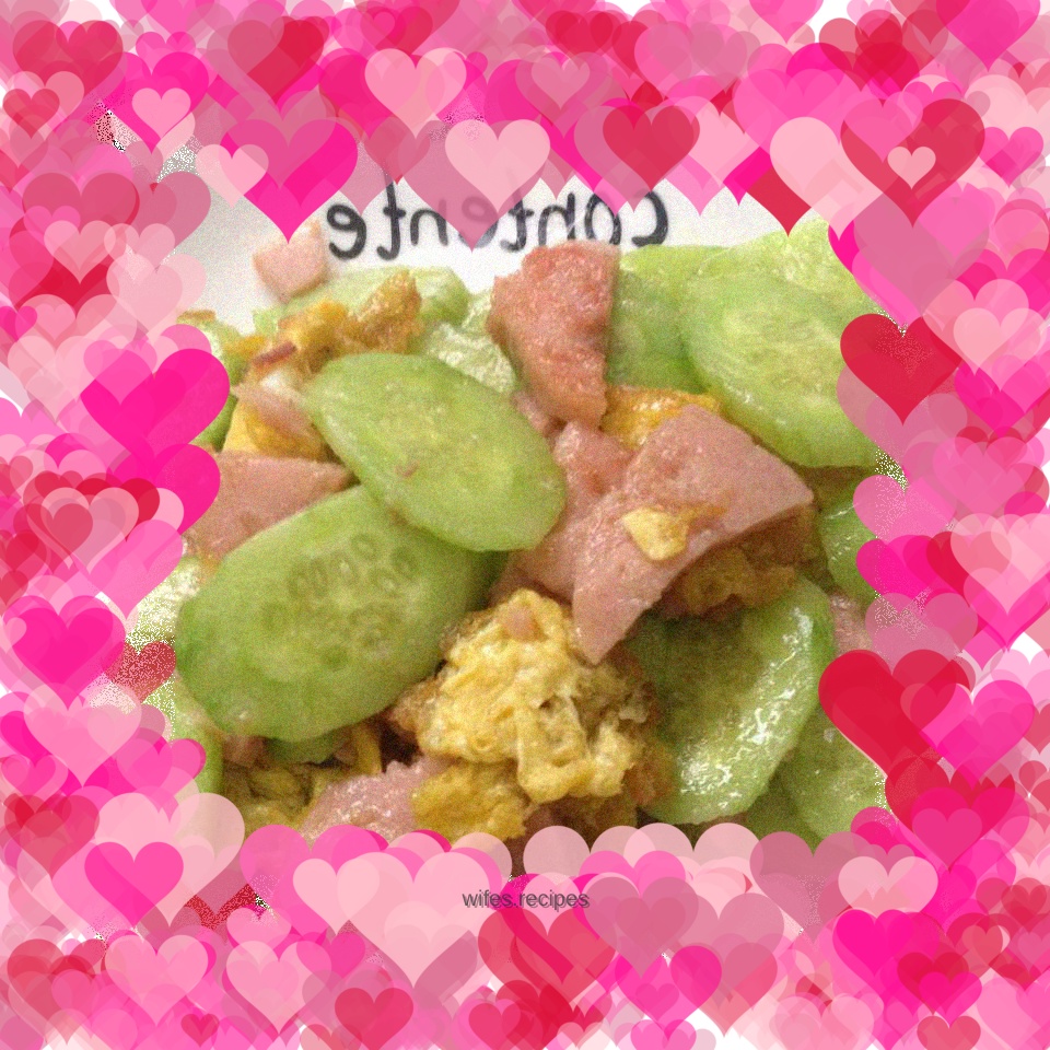 Scrambled eggs with cucumber, ham and sausage