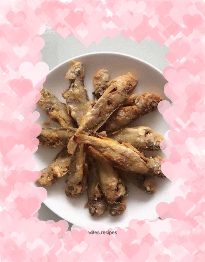 Fried small yellow croaker