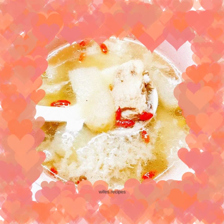 Bamboo fungus and pork ribs soup