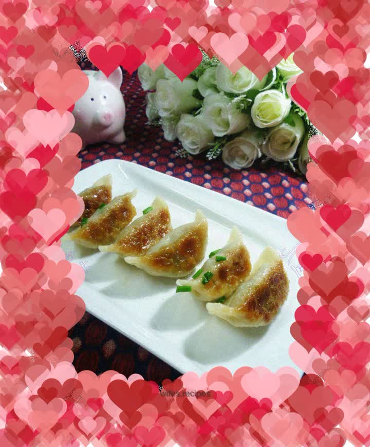 Pot stickers with bean and meat filling