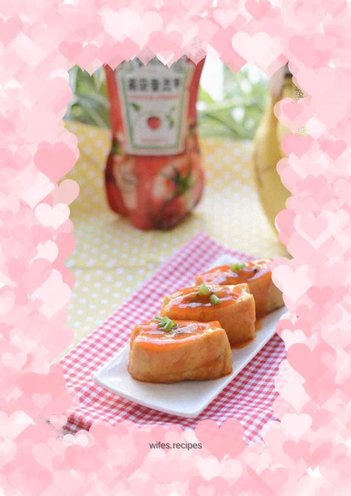 A different way to eat snacks---sauce filled with gold and silver